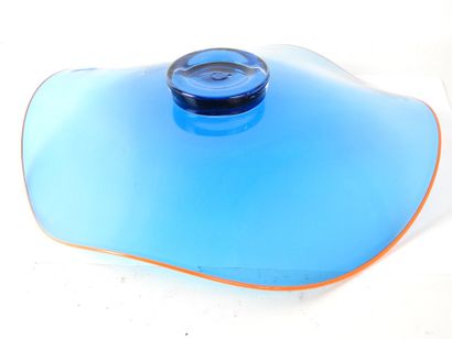 null MURANO : Coupe sur petit pied en verre bleu à bord ondulé orange. Diam : 34...