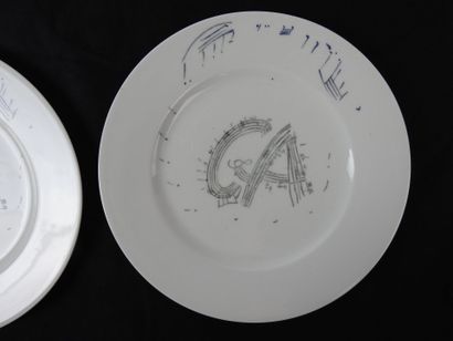 null Georges AURIC (1899-1983) & CHRISTOFLE : Paire d'assiettes en porcelaine blanche...