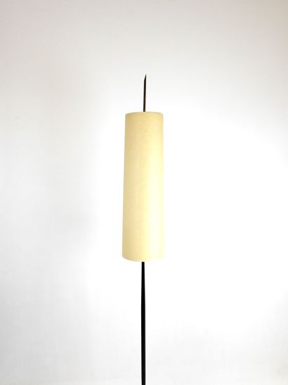 null ARLUS (dans le gout de) : Lampadaire en métal noirci reposant sur un pied tripode...