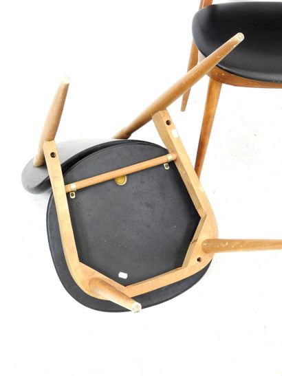 null Pierre GUARICHE (1926-1995): Trois chaises modèle Pégase en hêtre et skaï noir....