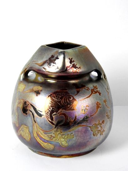 null MONTIÈRES

Vase de forme bulbeuse en céramique à fortes irisations métalliques...