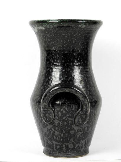 null Robert PICAULT (1919-2000) : Grand vase à anses en céramique émaillée vert foncé...