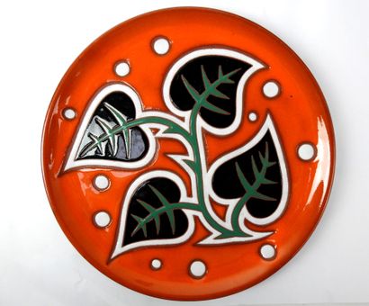 null Jean PICART LE DOUX (1902-1982) : Assiette en céramique à décor de quatre feuilles...