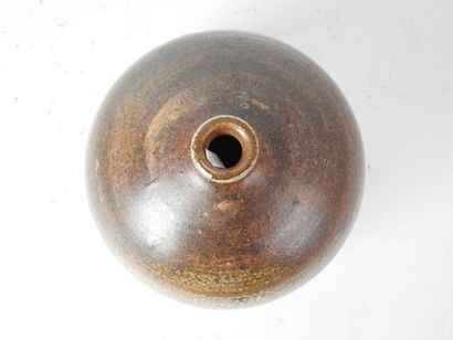 null François CADET (1932-1979) - La Borne : Vase ball in sandstone with brown cover....