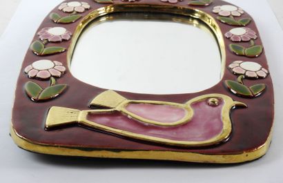 null Mithé ESPELT (1923-2020): Miroir en céramique émaillée rouge à décor d'un oiseau...