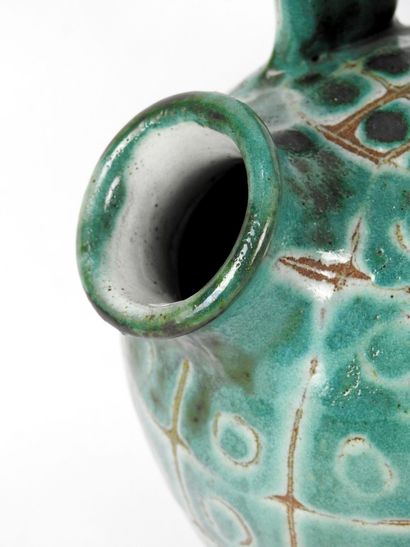 null Robert PICAULT (1919-2000) : Gargoulette en céramique émaillé turquoise scarifié...
