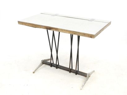 null Jacques Ogé (1887-1970) attributed to : Cafeteria table, with rectangular melamine...