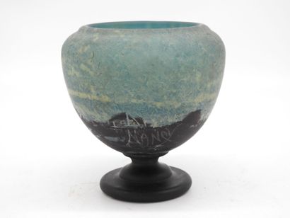 null DAUM NANCY : Vase en verre marmoréen dans les teintes bleu et noir. Signé dans...