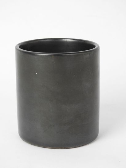 null 
Georges JOUVE (1910 - 1964): Cylindrical vase in black glazed ceramic. Incised...
