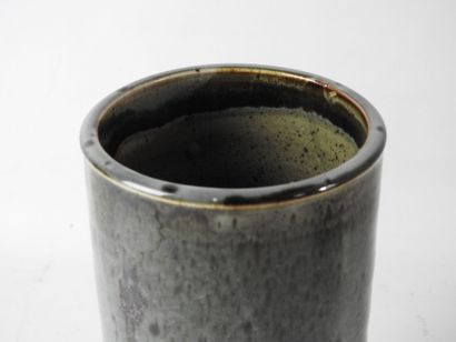 null Charles HAIR (born 1955): 

- Stoneware scroll vase with gray glaze. H: 23 cm...