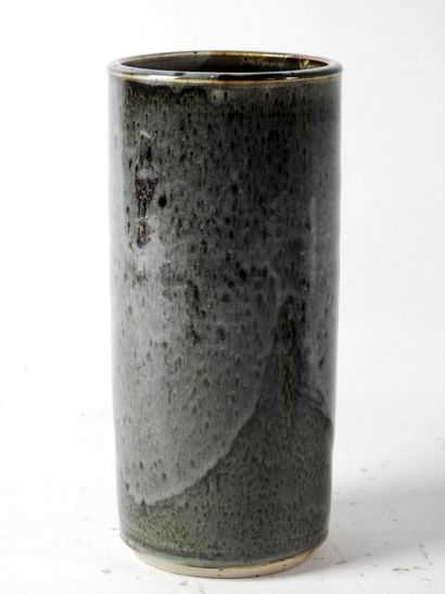 null Charles HAIR (né en 1955) : 

- Vase rouleau en grès à couverte grise. H: 23...