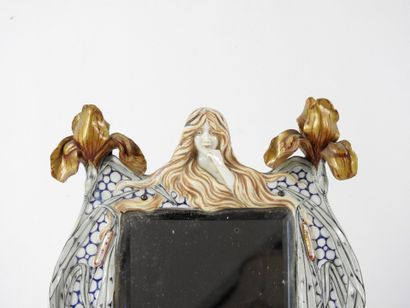null ALLEMAGNE: Miroir Art Nouveau en porcelaine, le fronton à décor polychrome d'une...