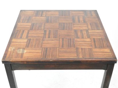 null TABLE de section carrée en bois exotique, le plateau en damier / parquet , pieds...