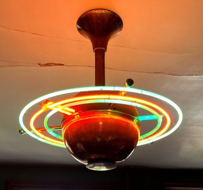 null 
Lustre moderniste en cuivre, de forme boule avec tubes luminescents vert-rouge,...