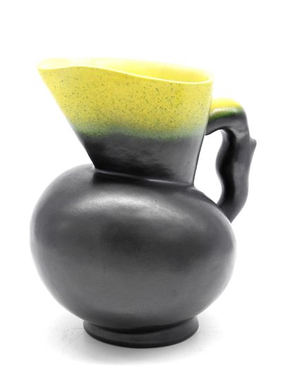 null Pol CHAMBOST (1906-1983). Pichet en céramique émaillée noire, col émaillé jaune,...