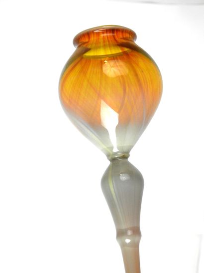 null AUTRICHE : Haut vase en verre laiteux irisé. Non signé. H: 42 cm.
