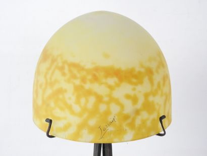 null LORRAIN : Lampe champignon en fer battu et verre marmoréen jaune orangé. H:...
