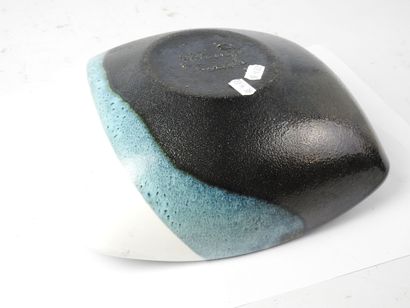 null ELCHINGER: Ceramic bowl in blue, black and orange. Signed. 26 x 21 cm