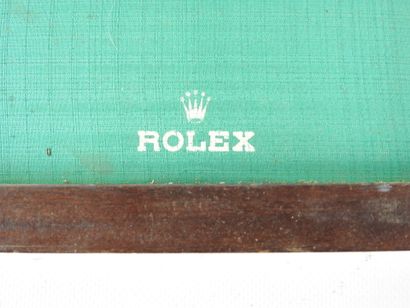 null ROLEX : Plateau de présentation en tissu vert, entourage bois à coins en laiton....