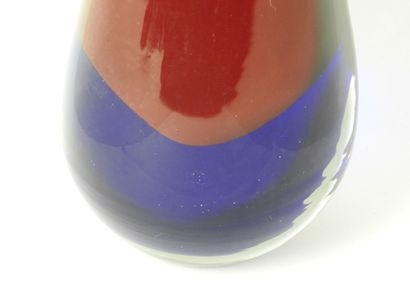 null MURANO : Vase en verre bleu rouge et incolore. Dans le gout de Flavio Poli....