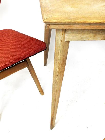 null Pierre CRUEGE (attribué à) : Quatre chaises en bois, l'assise en vinyle. Années...