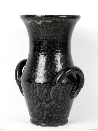 null Robert PICAULT (1919-2000) : Grand vase à anses en céramique émaillée vert foncé...
