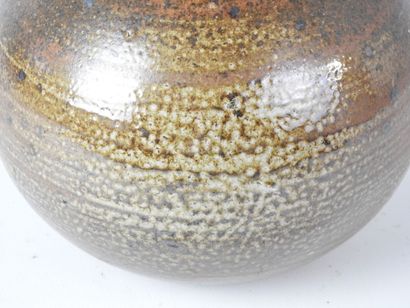 null François CADET (1932-1979) - La Borne : Vase boule en grés à couverte marron....