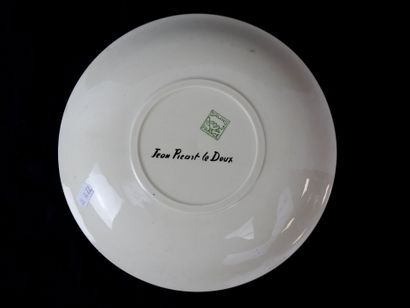 null Jean PICART LE DOUX (1902-1982). Assiette en faïence à décor sérigraphié d'un...