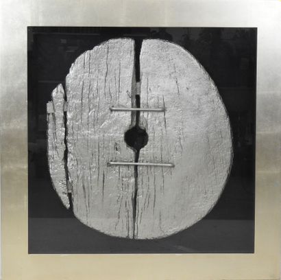 null Composition with painted wood disc. Framed under glass. Size of the frame :...