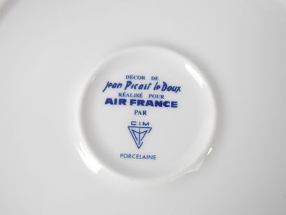 null Jean PICART LE DOUX (1902-1982) d'après : 

- Six assiettes à dessert en porcelaine...
