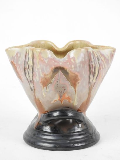 null Paul FOUILLEN (1899 - 1958) - Quimper : Vase à col pincé en faience à deux anses....