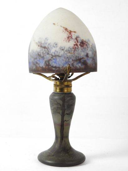 null LAMPE CHAMPIGNON en verre émaillé à décor d'un paysage lacustre, le champignon...