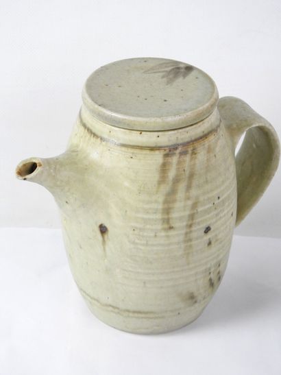 null Jacqueline and Bernard COURCOULE (XXth) 

- Stoneware pot and its lid. H: 19...