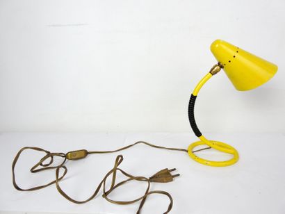 null Dans le goût de Robert MATHIEU (1921-2002) : Lampe de bureau en métal jaune....