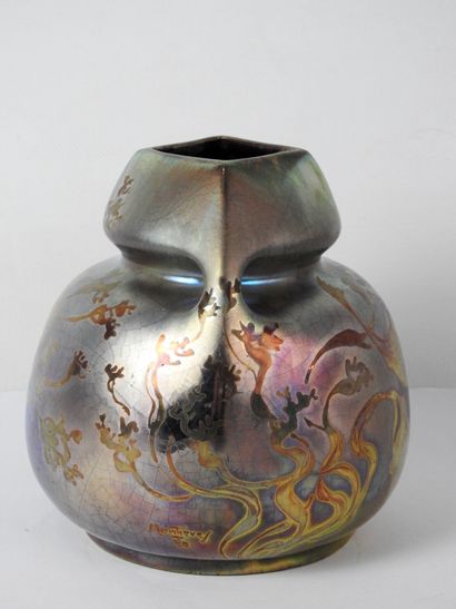 null MONTIÈRES

Vase de forme bulbeuse en céramique à fortes irisations métalliques...