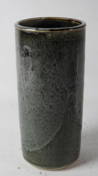 null Charles HAIR (born 1955): 

- Stoneware scroll vase with gray glaze. H: 23 cm...