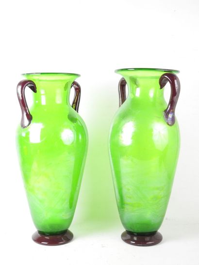 null MURANO : Deux vases amphores pouvant former paire en verre soufflé, anses appliquées...