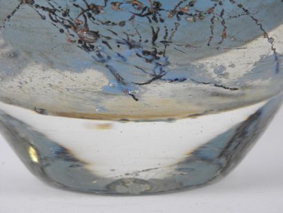 null 
Jean-Claude NOVARO (1943-2015) : Vase en verre bleu ciel à inclusions argenté....