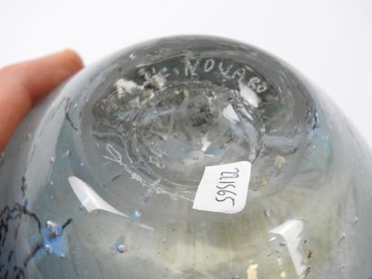 null 
Jean-Claude NOVARO (1943-2015) : Vase en verre bleu ciel à inclusions argenté....