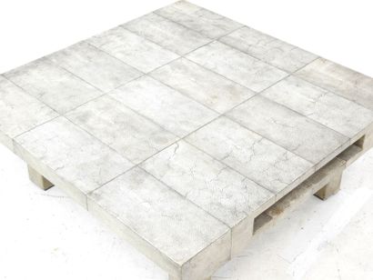 null Olivier DE SCHRIJVER (né en 1958) : Exceptionnelle table basse carrée en galuchat,...