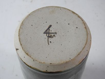 null Charles HAIR (born 1955): 

- Stoneware scroll vase with gray glaze. H: 23 cm...