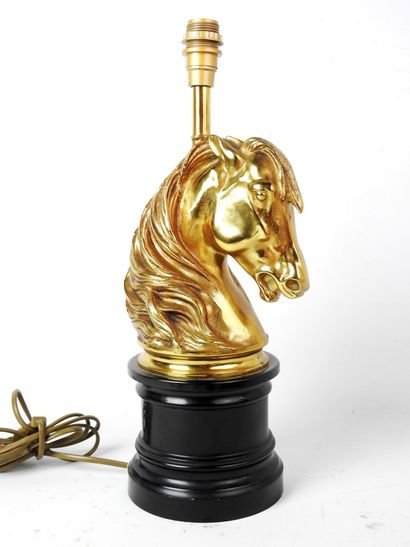 null Maison JANSEN : Lampe "tête de cheval" en bronze doré reposant sur une base...