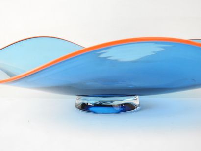 null MURANO : Coupe sur petit pied en verre bleu à bord ondulé orange. Diam : 34...