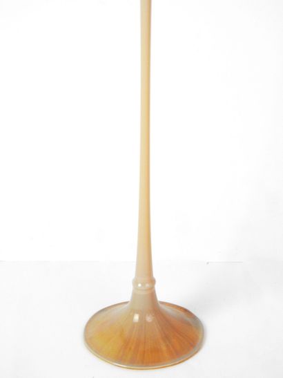 null AUTRICHE : Haut vase en verre laiteux irisé. Non signé. H: 42 cm.