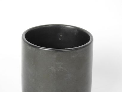 null 
Georges JOUVE (1910 - 1964): Cylindrical vase in black glazed ceramic. Incised...