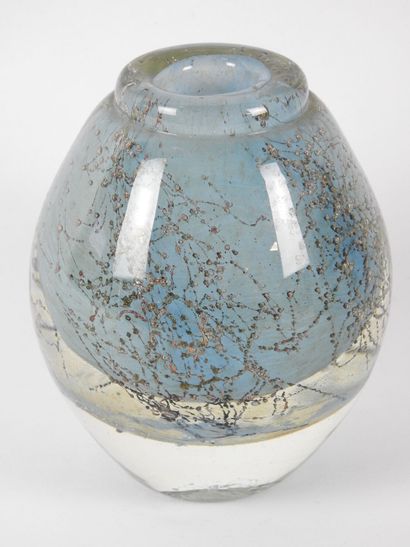 null 
Jean-Claude NOVARO (1943-2015) : Vase en verre bleu ciel à inclusions argenté....