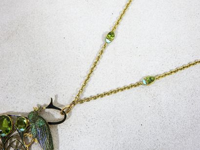 null Pendentif « Paon » avec sa chaine au modèle en or 18 K finement émaillé vert...