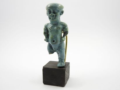 null Grande amulette en faïence émaillée bleue représentant Ptah Patèque

Hauteur :...