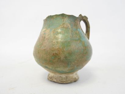 null Vase à anse en terre cuite vernissée verte 

Hauteur : 8cm

IRAN, XIIIe siècle...