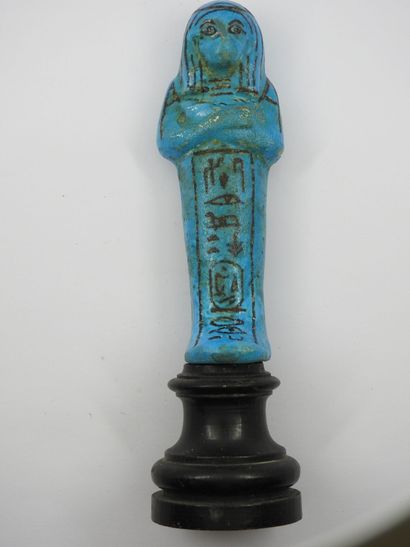 null Oushebti en faïence émaillée bleue, Hauteur : 11.7 cm, ancien travail égyptien...